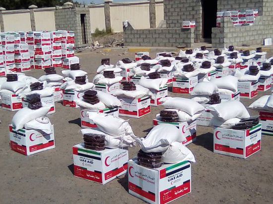 الهلال الإماراتي يوزع 500 سلة غذائية على أهالي شهداء تبن والحوطة بلحج (صور)
