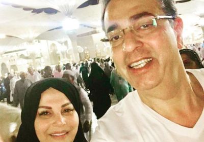 الإعلامية جيهان منصور تؤدي مناسك العمرة بصحبة زوجه