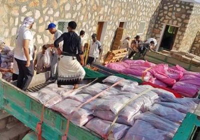 قوافل مساعدات "خليفة الإنسانية" بسقطرى تستهدف أهالي مركز عمدهن (صور)