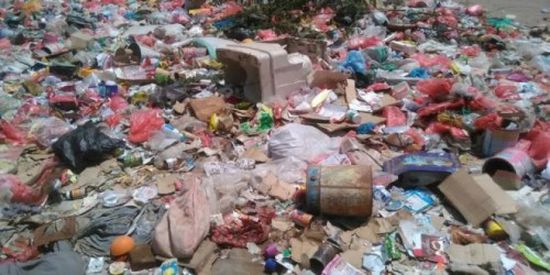 استمرار انتشار أكوام القمامة يهدد الصحة العامة في الشيخ عثمان