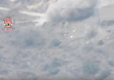 مدفعية العمالقة تدمر طقمين عسكريين للمليشيات شمال الضالع (فيديو)