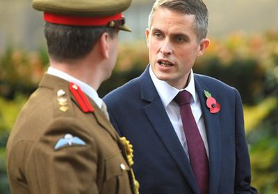 كيف تسببت "هواوي" في الإطاحة بوزير الدفاع البريطاني؟