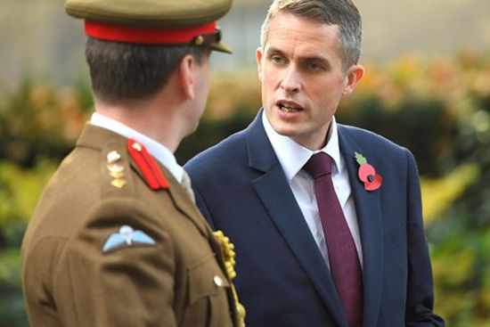 كيف تسببت "هواوي" في الإطاحة بوزير الدفاع البريطاني؟