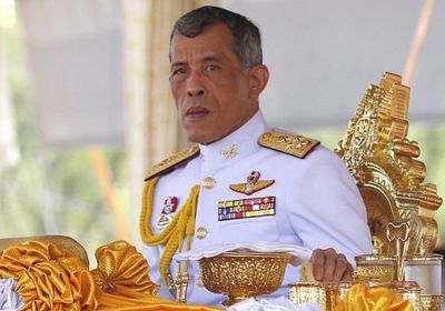 ملك تايلاند يفجر مفاجأة بزواجه من مضيفة طيران (صور)