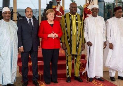 "ميركل" تتعهد بمساعدة بوركينا فاسو من أجل تعزيز قواتها الدفاعية