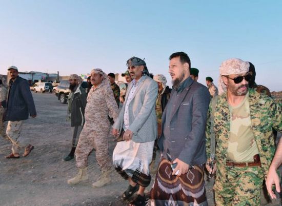 الزُبيدي يزور معسكر جبل العُر ويلتقي المقاتلين (صور)