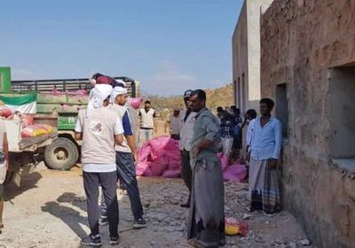 فرق "خليفة الإنسانية" بسقطرى تستكمل توزيع المساعدات على المستفيدين في قلنسية
