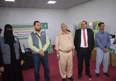 بتمويل سعودي.. محافظ لحج يشهد تسليم مساعدات الأسر المعيلة (صور) 