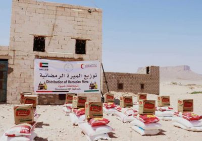 هلال الإمارات يوزع الميرة الرمضانية لأهالي مديرية دهر بشبوة