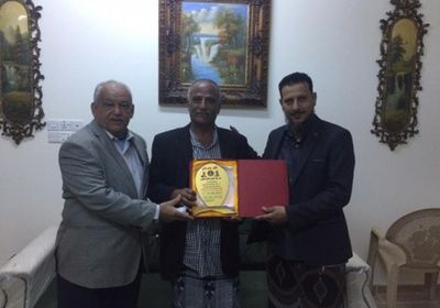 تكريم مدير مكتب الصحة بلبعوس يافع لجهوده خلال حرب ٢٠١٥