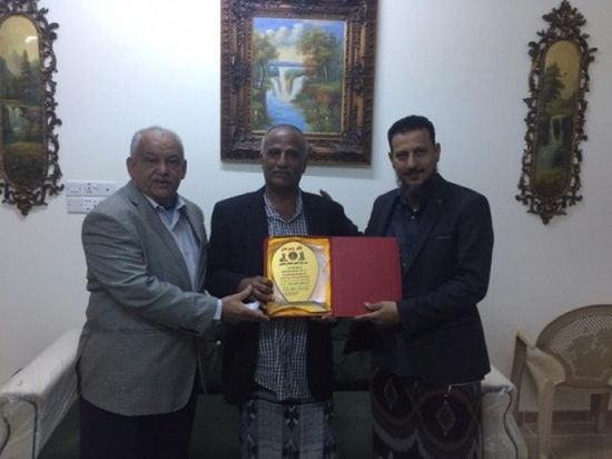 تكريم مدير مكتب الصحة بلبعوس يافع لجهوده خلال حرب ٢٠١٥