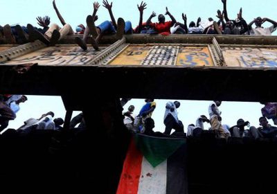 السودان.. حشود غفيرة تطالب وزارة الدفاع بتسليم السلطة لإدارة مدنية