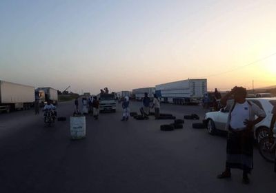 محتجون يقطعون الخط الدولي الرابط بين مديرية الريدة وقصيعر ومحافظة المهرة