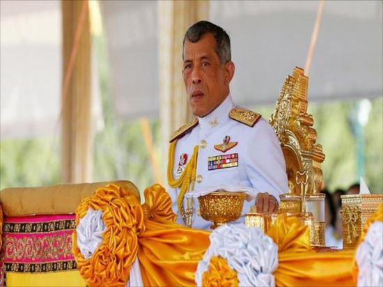 ملك تايلاند يؤدي مراسم تتويجه (صور)