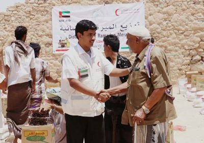 الهلال الإماراتي يوزع الميرة الرمضانية على أهالي مديرية عرماء بشبوة