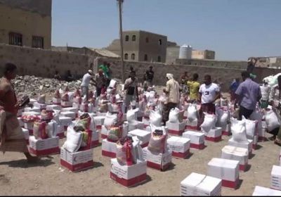 الإمارات تدشن "مير رمضان" بتوزيع 3 ألاف سلة على أهالي الساحل الغربي