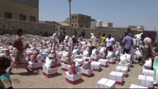 الإمارات تدشن "مير رمضان" بتوزيع 3 ألاف سلة على أهالي الساحل الغربي