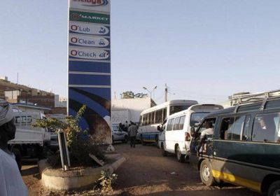 أزمة وقود وسيولة في السودان