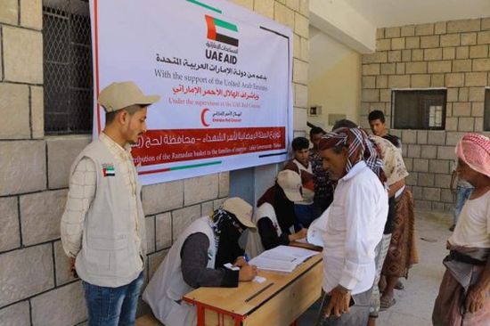 الهلال الأحمر الإماراتي يوزع 100 طن مواد غذائية على أكثر من 1200 من أسر الشهداء بلحج