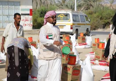 الهلال الأحمر الإماراتي يواصل حملة  توزيع " المير الرمضاني" على أهالي مديرية غيل باوزير  بحضرموت