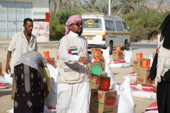 الهلال الأحمر الإماراتي يواصل حملة  توزيع " المير الرمضاني" على أهالي مديرية غيل باوزير  بحضرموت