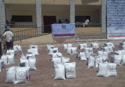 توزيع السلة الغذائية المقدمة من الهلال الإماراتي لأسر الشهداء بردفان 