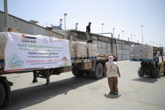 وصول سفينة شحن إماراتية تحمل أطنانا من التمور الفاخرة لميناء المكلا