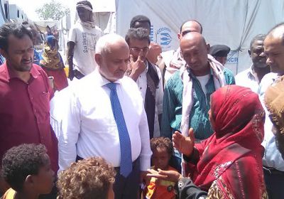 محافظ الحديدة يتفقد أوضاع النازحين في مخيم الرباط بلحج 