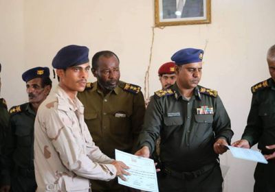 اختتام دورة الحركة النظامية والتدريب على السلاح لأفراد شرطة المهرة