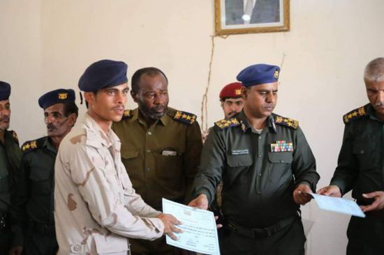 اختتام دورة الحركة النظامية والتدريب على السلاح لأفراد شرطة المهرة