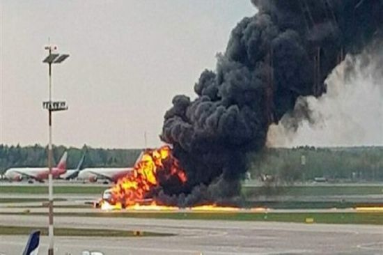 بعد هبوطها اضطراريًا.. مقتل 13 شخصًا في اشتعال طائرة روسية