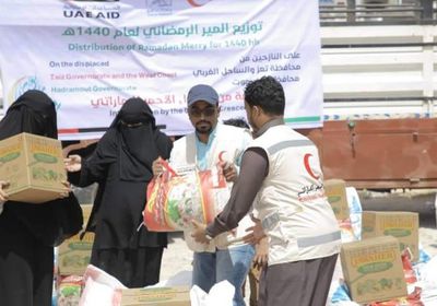 الهلال الإماراتي يوزع " المير الرمضاني " على نازحي تعز والساحل الغربي بحضرموت