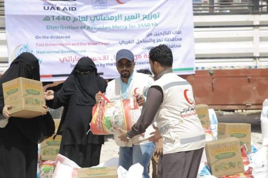 الهلال الإماراتي يوزع " المير الرمضاني " على نازحي تعز والساحل الغربي بحضرموت