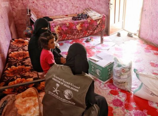 سلمان للإغاثة يسلّم السلة الغذائية الشهرية لأسر الأيتام في عدة محافظات يمنية