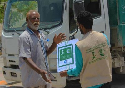 بدعم سعودي..توزيع 2600 كرتون تمر في المكلا بحضرموت