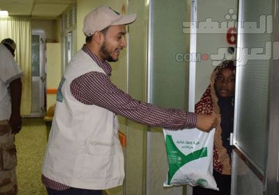 "سلمان للإغاثة" يدشن مشروع توزيع وجبات الإفطار بلحج (صور)