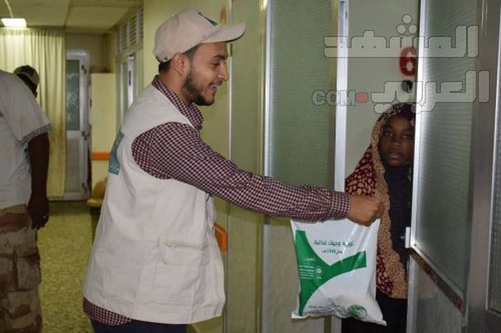 "سلمان للإغاثة" يدشن مشروع توزيع وجبات الإفطار بلحج (صور)