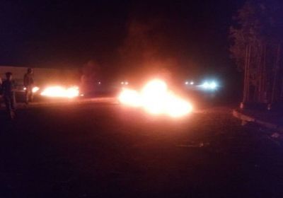 بسبب انقطاع المياه..اندلاع احتجاجات غاضبة بخورمكسر في العاصمة عدن