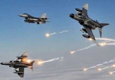 شاهد.. لحظة استهداف طيران التحالف لقوات حوثية (فيديو)