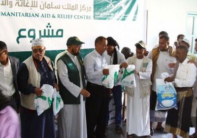 سلمان للإغاثة يدشن مشروع توزيع الوجبات الغذائية الرمضانية في أبين