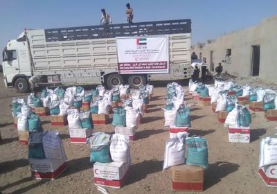 الهلال الإمارتي يوزع 700 سلة غذائية على أهالي "كرش" بلحج