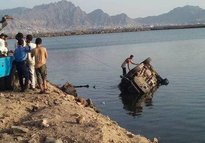 سقوط سيارة في البحر بعدن.. ونقل سائقها إلى المستشفى