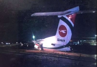 بالصور.. انحراف طائرة في مطار يانغون بميانمار يؤدي إلي تحطمها