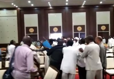شاهد.. اشتباكات بالكراسي خلال اجتماع المعارضة السودانية مع المجلس الانتقالي