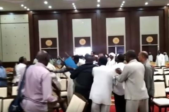 شاهد.. اشتباكات بالكراسي خلال اجتماع المعارضة السودانية مع المجلس الانتقالي