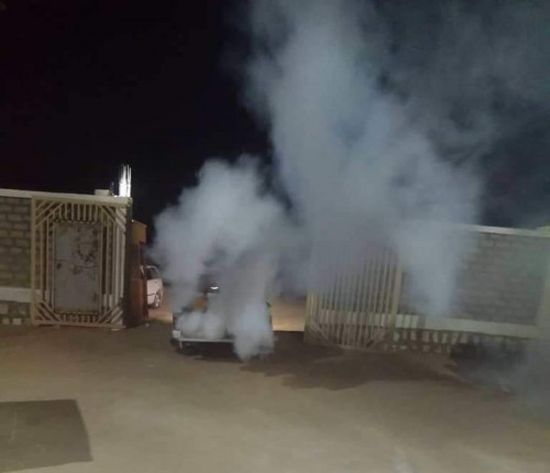 تنفيذ حملة رش ضبابي لمكافحة البعوض بمديرية ثمود (صور)