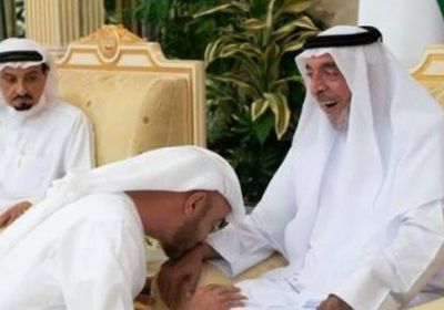 قرقاش يعلق على صورة محمد بن زايد يقبل يد رئيس الإمارات