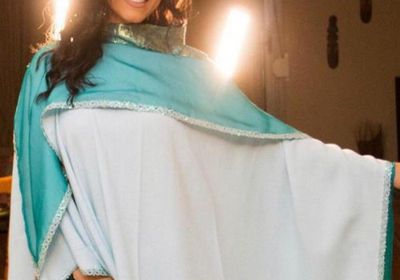 حنان مطاوع أنيقة بعباءة ملونة في أحدث جلسة تصوير