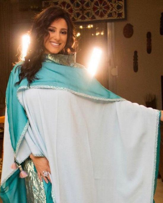 حنان مطاوع أنيقة بعباءة ملونة في أحدث جلسة تصوير