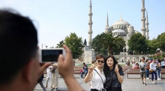 أمجد طه يسخر من إحصائية بشأن ارتفاع عدد السياح في تركيا